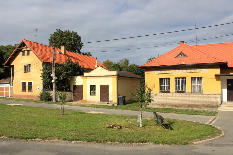 File:Chorušice, Velký Újezd, side street.jpg