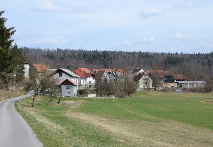 File:Laze Logatec Slovenia 2.jpg
