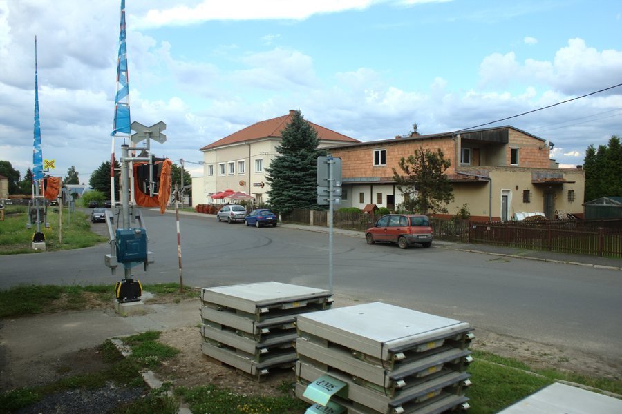File:Sulejovice, přejezd.jpg
