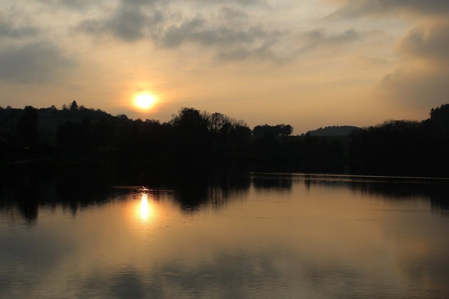 File:Popovický rybník západ slunce.JPG
