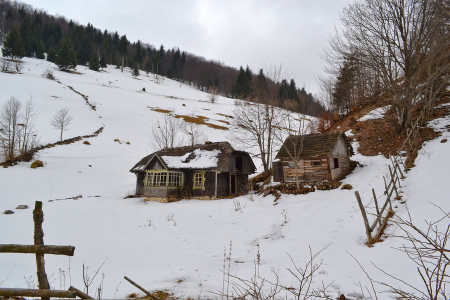 File:Abandoned house Sirnea - panoramio (1).jpg
