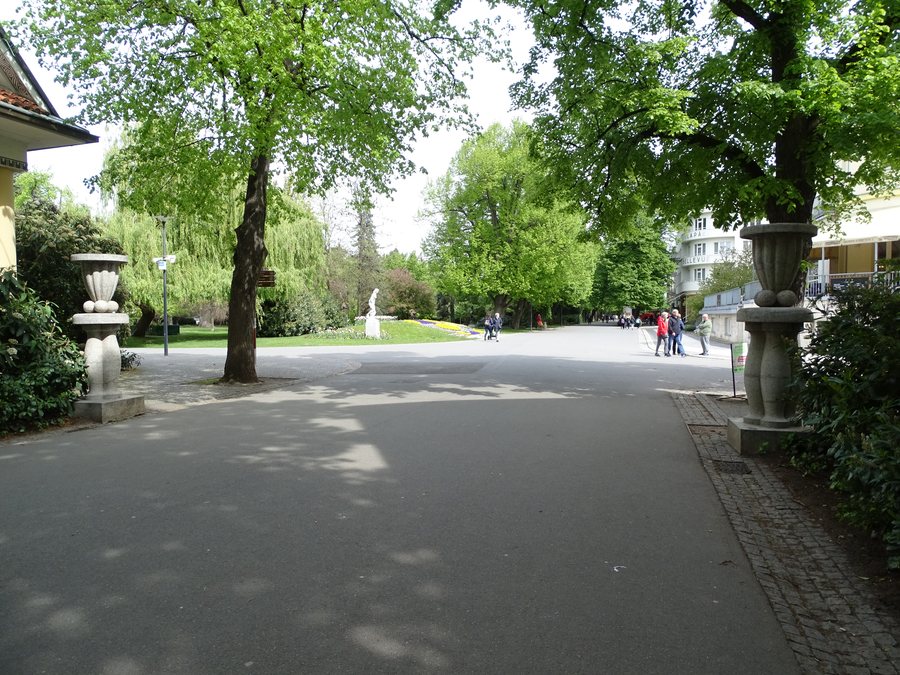 File:Poděbrady, Divadelní, v Lázeňském parku.jpg