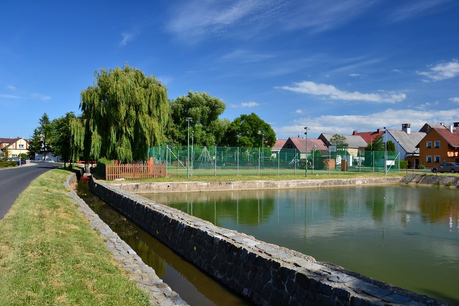 File:Otvice - požární nádrž.jpg