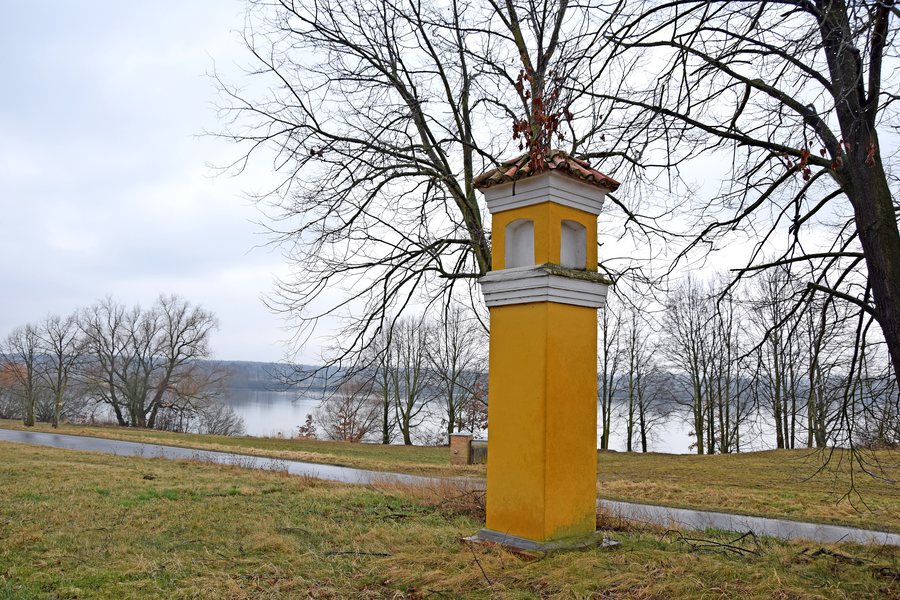 File:Column shrine in Vlhlavy (01).jpg