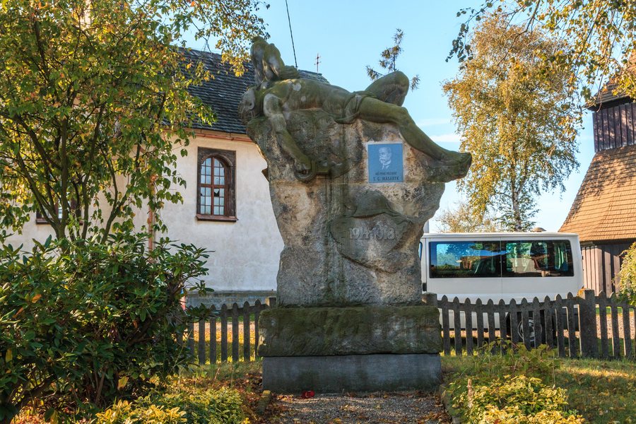 File:Pomník padlých v obci Měník 01.jpg