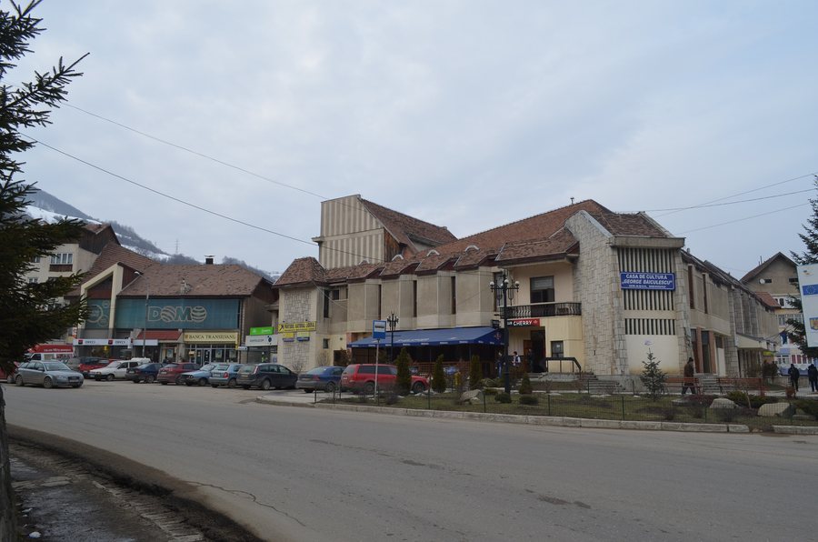 File:Nehoiu (centru).JPG