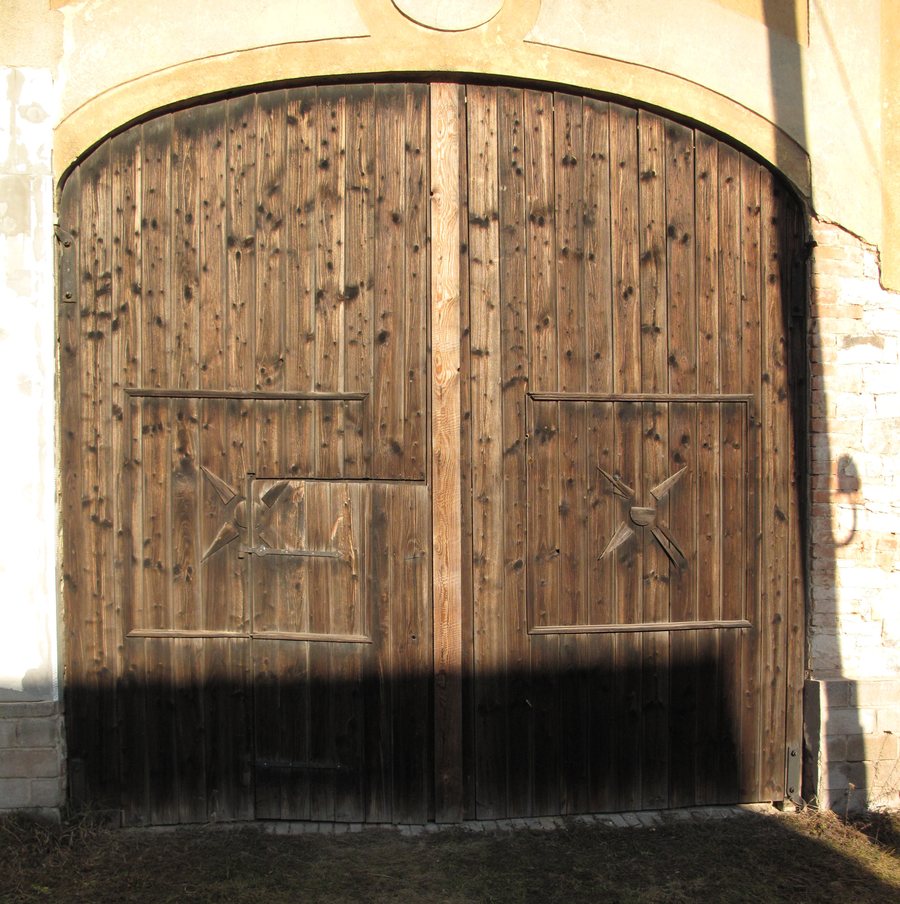 File:Jedomělice, dřevěná vrata s kříži.JPG