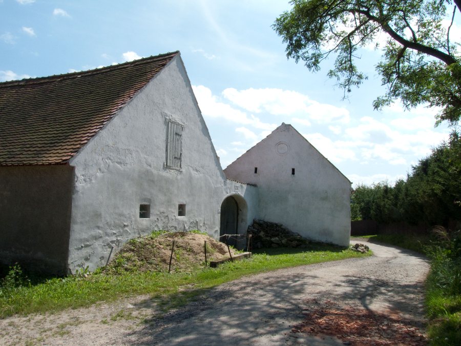 File:Holubovská Bašta - stodola.jpg