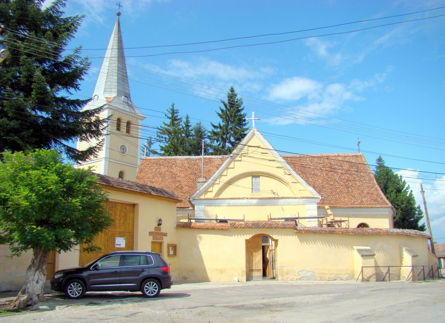 File:Ansamblul bisericii evanghelice din Apata.jpg