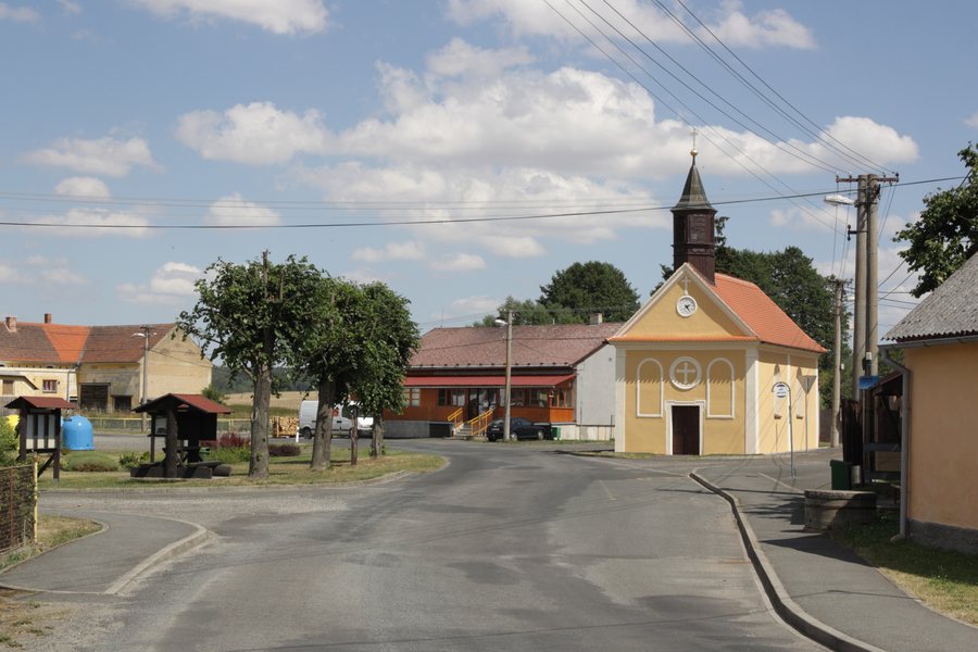 File:Mezholezy (dříve okres Horšovský Týn) - náves od JZ.jpg