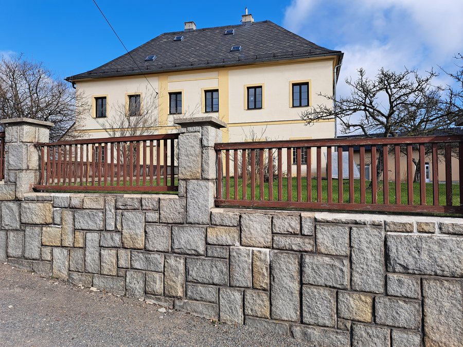 File:Pustá Polom, fara 02.jpg
