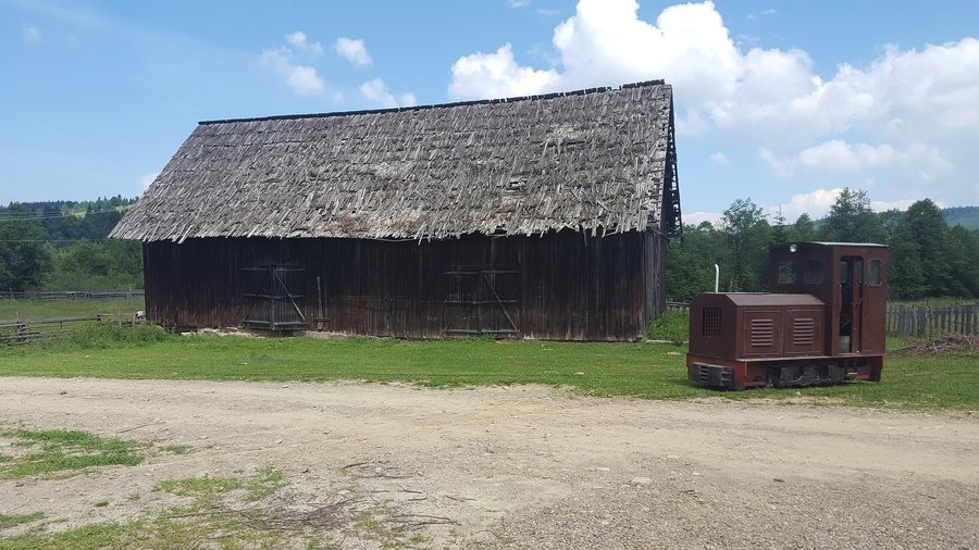File:Comandau engine barn.jpg