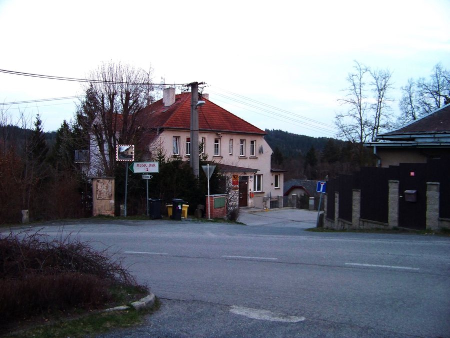 File:Senohraby, Hlavní a Sázavská, pošta.jpg