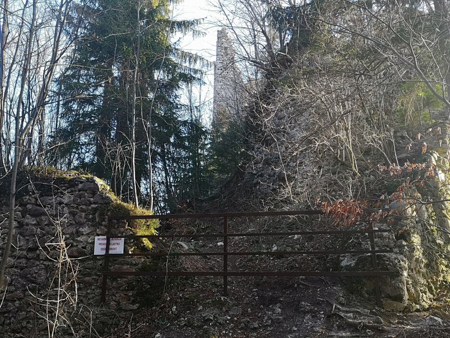 File:Grad Lindek - ograja - 2019-03-03.jpg