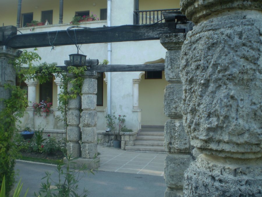 File:Chiliile măicuţelor de la Mânăstirea Sfânt Maria din oraşul Techirghiol.jpg
