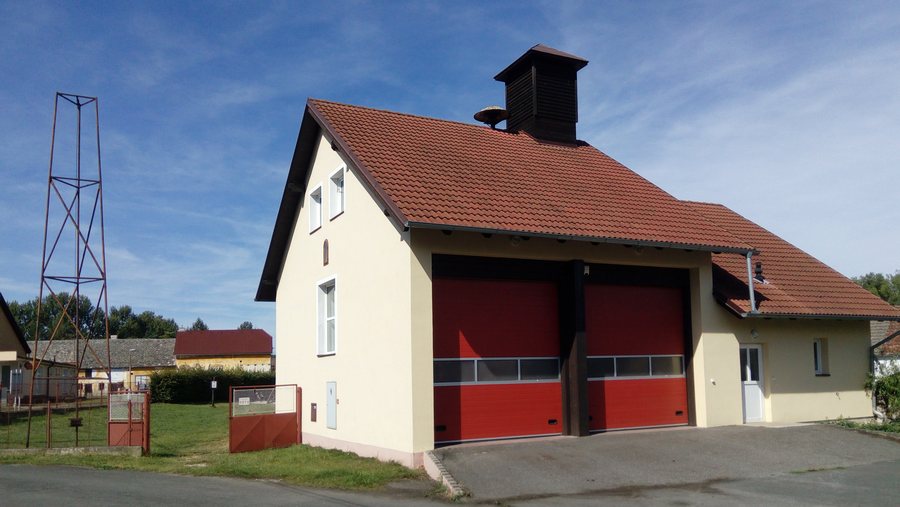 File:Velké Hydčice No 13 - fire station (02).jpg