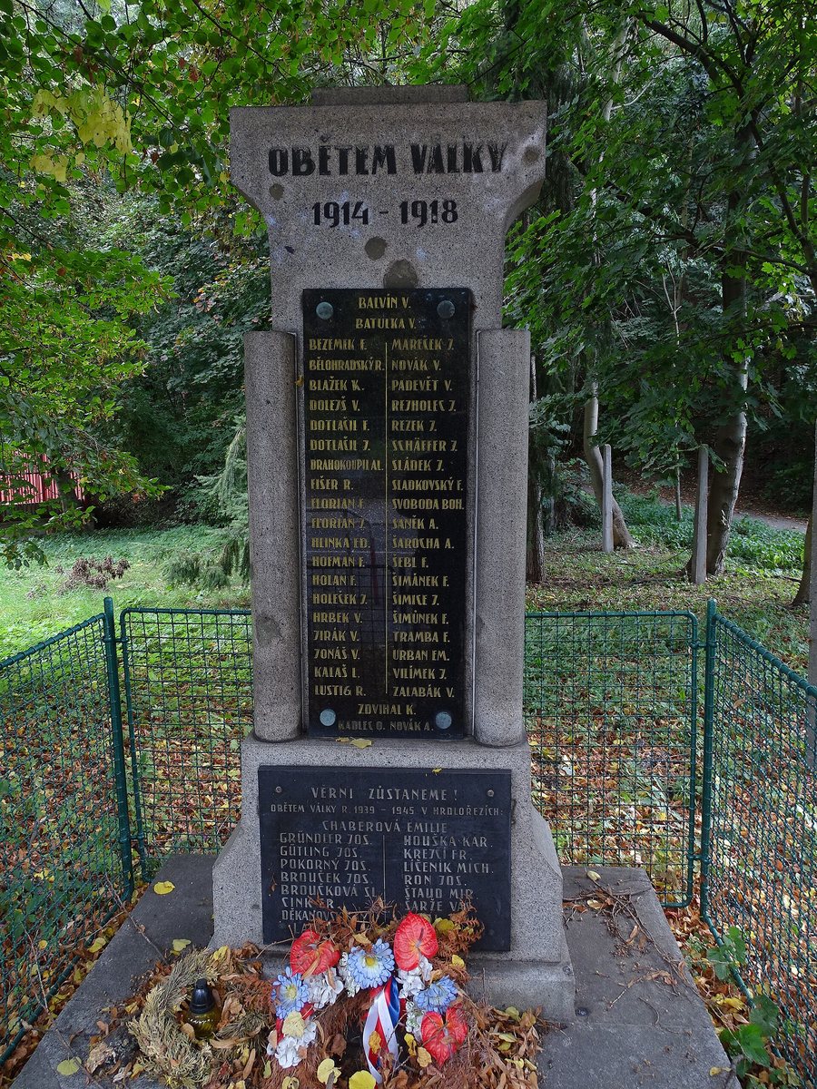 File:Hrdlořezy, pomník (01).jpg