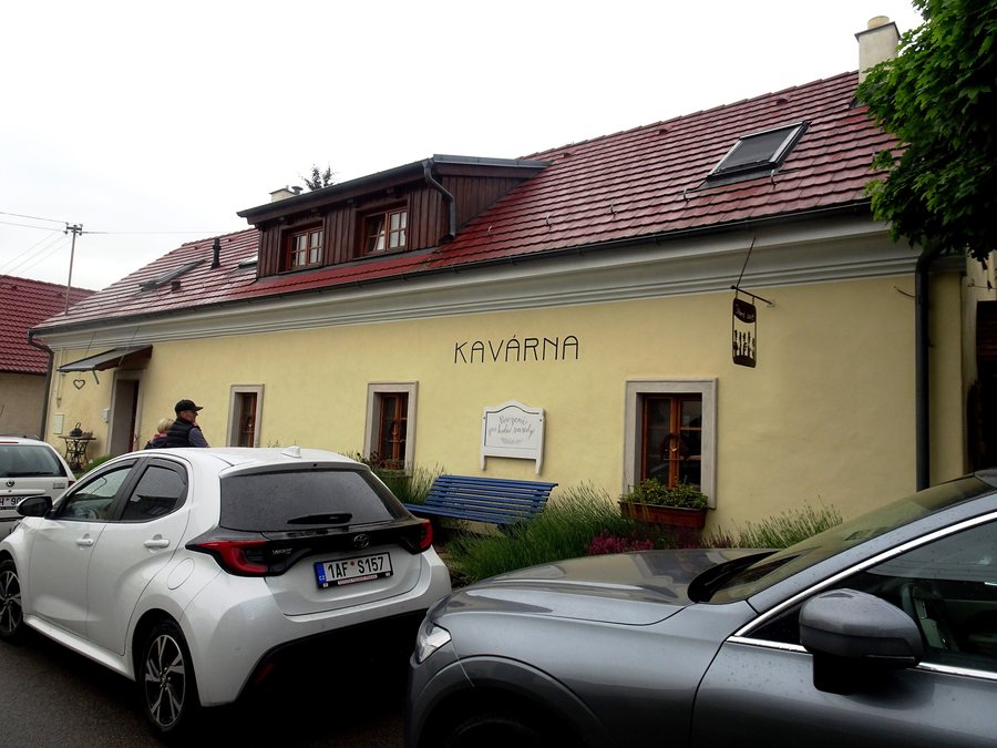 File:Ronov nad Doubravou, kavárna Staré časy (1).jpg