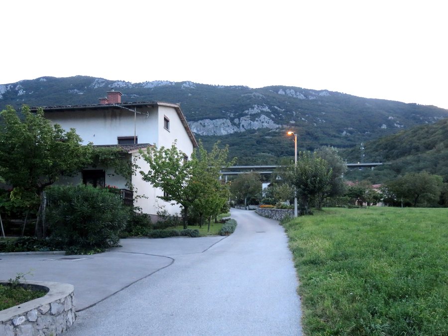 File:Hrašče Vipava Slovenia 2.jpg
