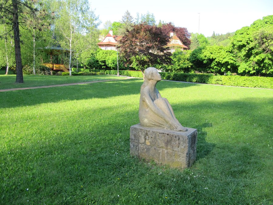 File:Luhačovice, socha dívky u Jestřabí.jpg