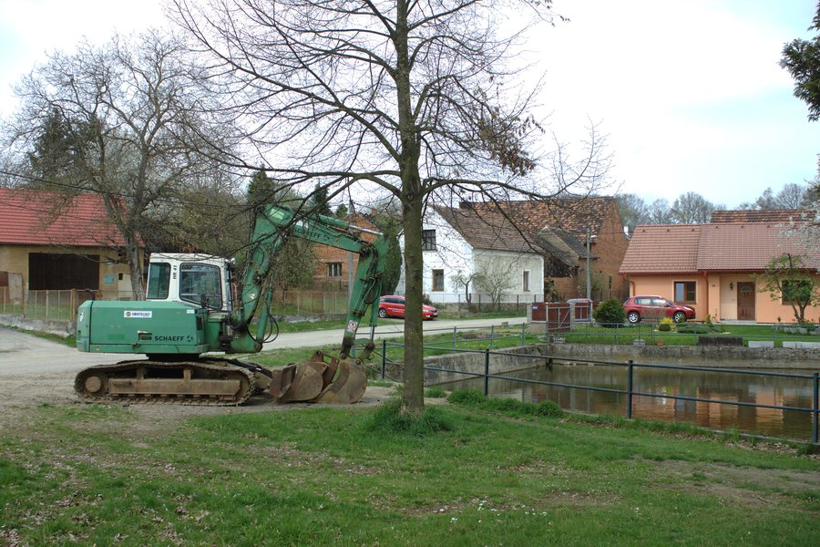 File:Chrastavice, bagr.jpg