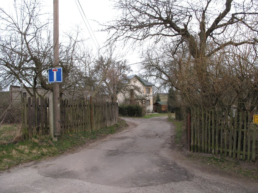 File:Radvanice (Kobyly), cesta III.jpg