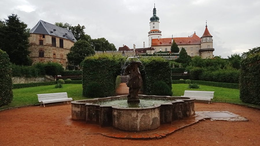 File:Nové Město nad Metují, castle+park 01.jpg