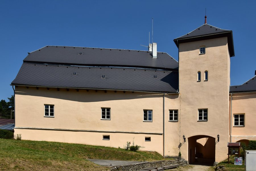 File:Dešenice 2018-07-31 Tvrz.jpg