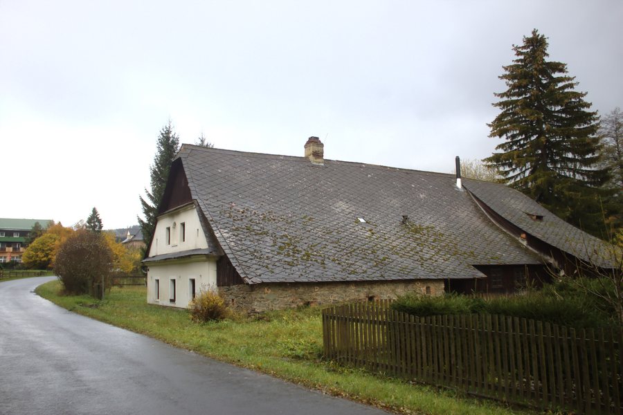 File:Suchá Rudná, chalupa.jpg