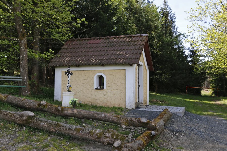 File:Pelechy, chapel.jpg