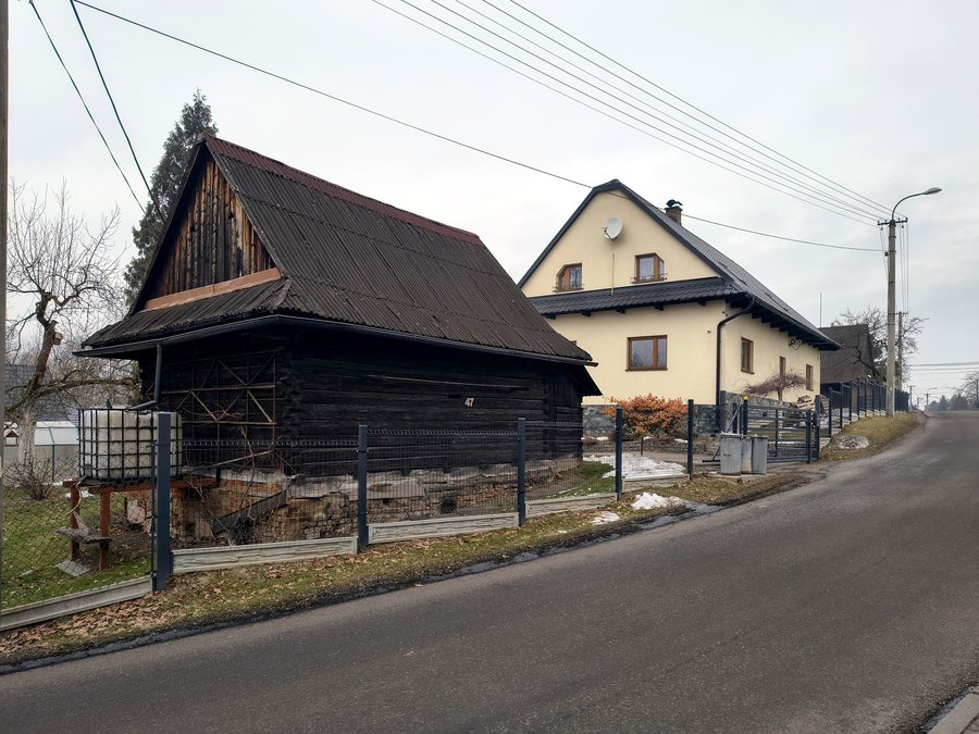 File:Stonava, cesta k sídlišti Hořany, dřevěná stodola.jpg