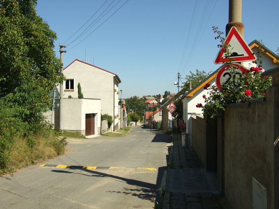 File:Hradečno, cesta.JPG
