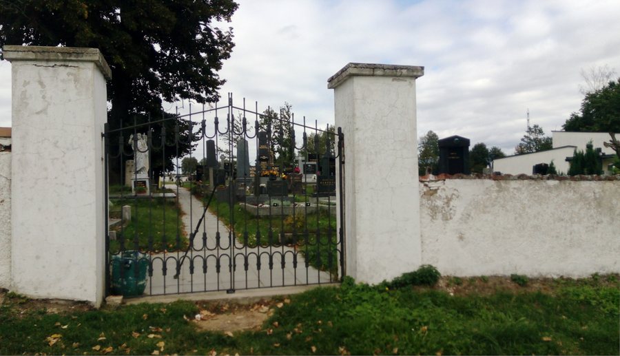 File:Cetoraz, cemetery 01.jpg