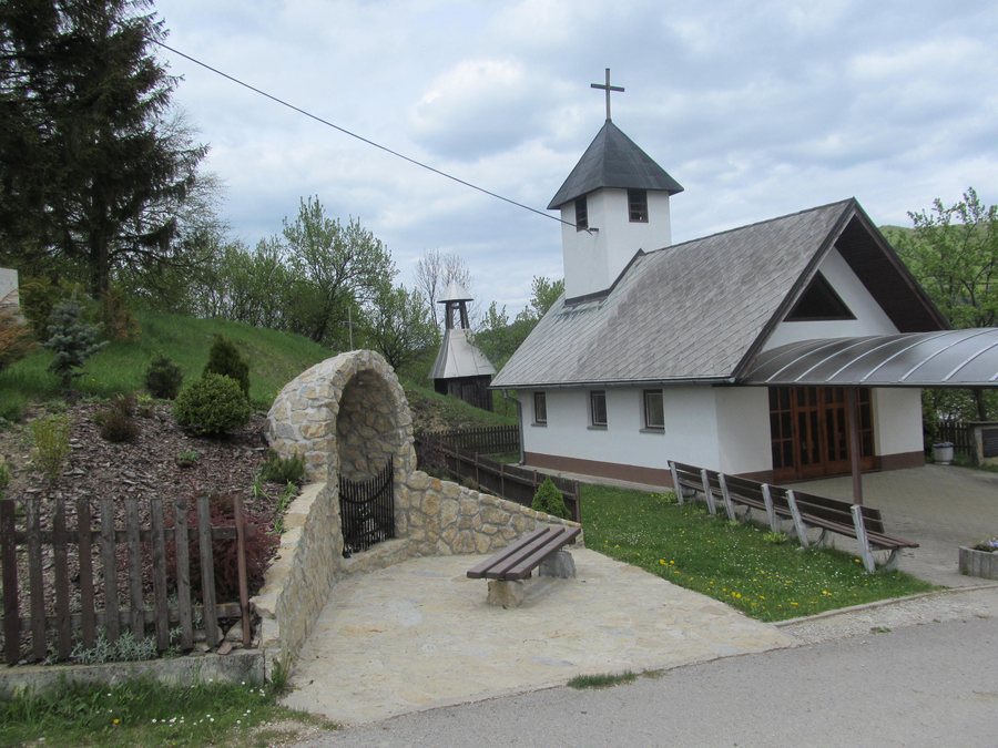 File:Kostolec kaplnka.jpg