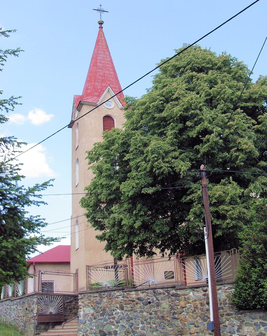 File:Vyšný Klátov Farský kostol Najsvätejšej Trojice 1.jpg