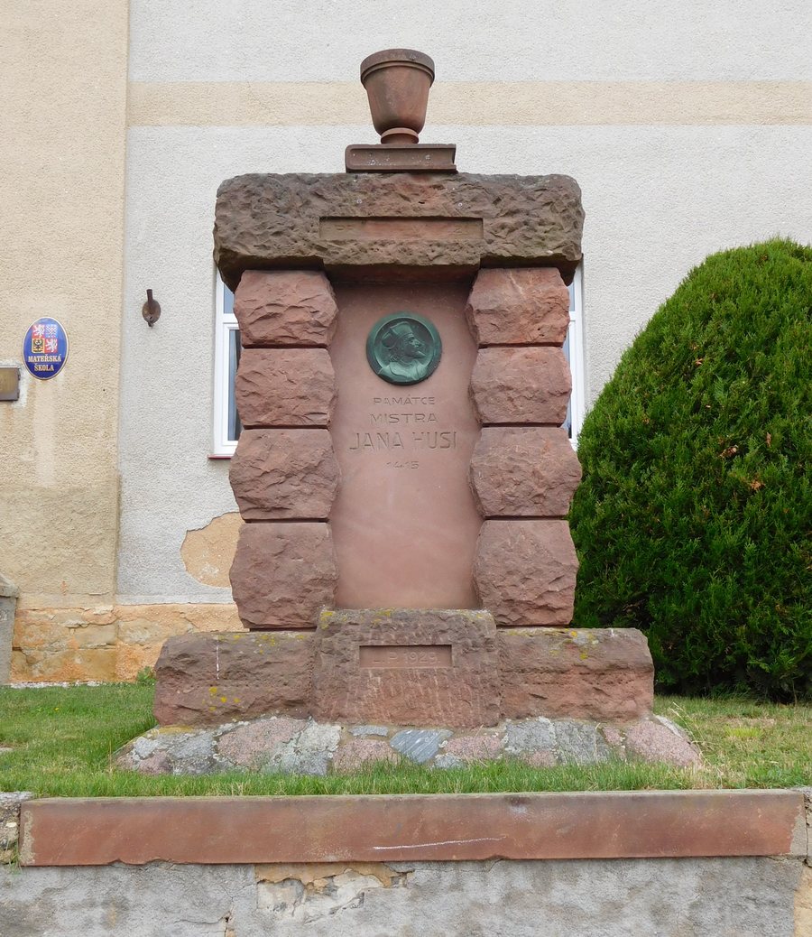 File:Vochov pomnik MJH.jpg