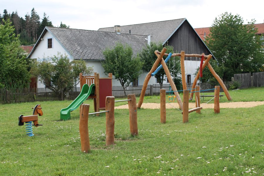 File:Vystrčenovice, hřiště na návsi (2017-07-26; 01).jpg