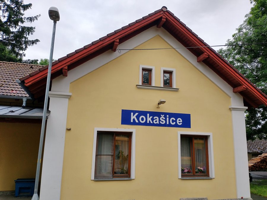 File:Kokasice train stop (1).jpg