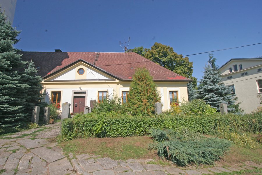 File:Hajnice fara.JPG