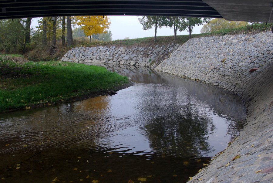 File:Úhřetická Lhota, Novohradka zpod mostu silnice 340.jpg