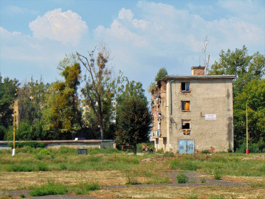 File:Roma ghetto Čierna nad Tisou 01.jpg