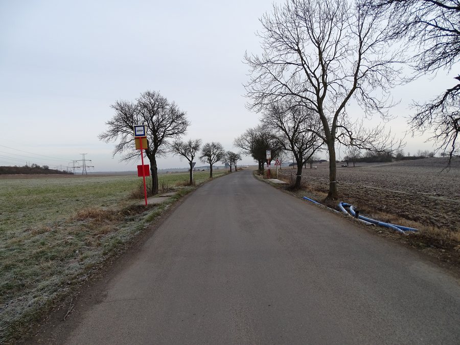 File:Trněný Újezd, rozcestí, silnice na Roblín, zastávky.jpg