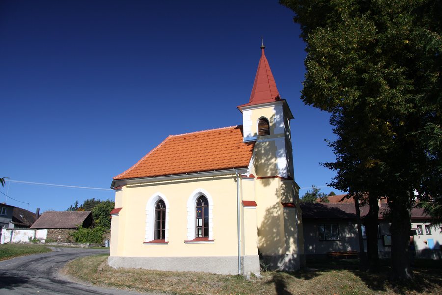 File:Chapel in Dvory in Prachatice District in 2011 (1).JPG
