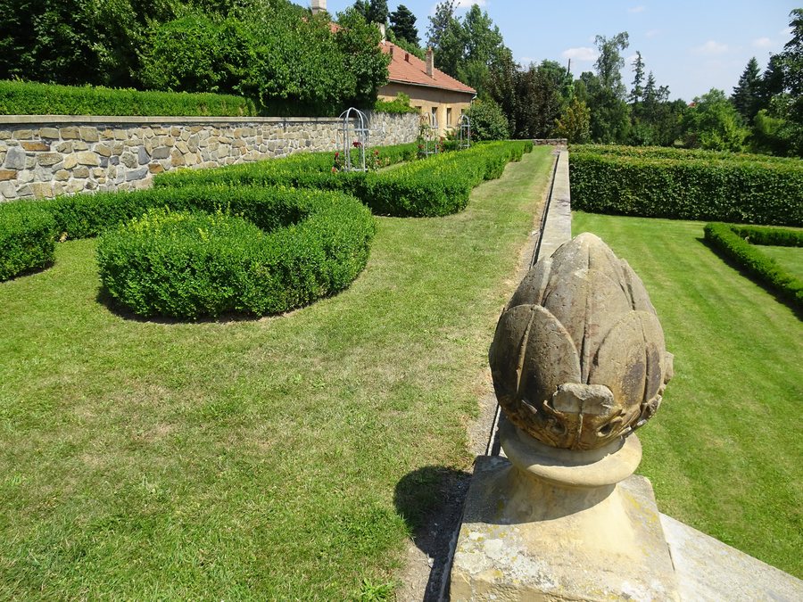 File:Veselíčko (PR), zámecký park (05).jpg