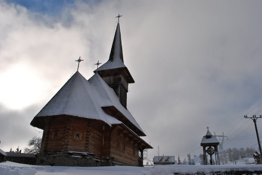 File:Biserica Sf. Maria, sat Drumul Carului, 'La Cetate'-Gradistea. Moeciu, jud. BRASOV.jpg
