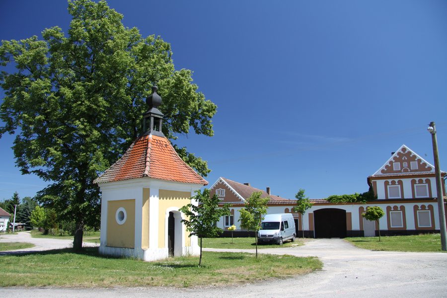 File:Chapel in Lhota u Dynina.JPG