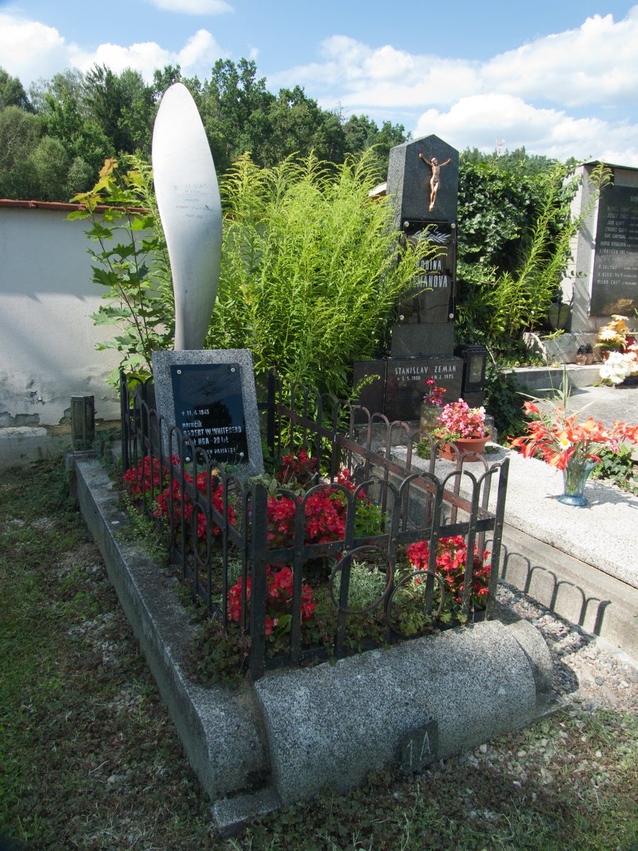 File:Třebotovice - hřbitov pomník letce.jpg