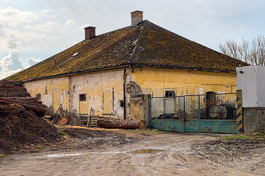 File:Busovce kuria.jpg