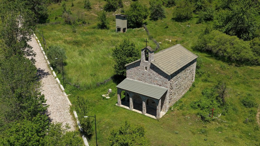 File:Kisha Shënepremtje, Voskopojë, Shqipëri.jpg
