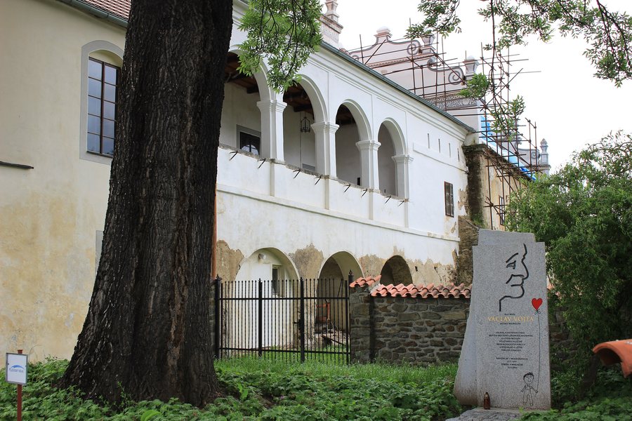 File:Mokrosuky - památník Vojta.jpg